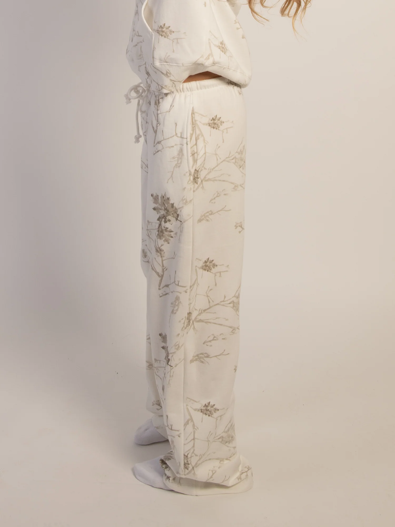 HARLOW STELLA STRAIGHT LEG SWEATPANT- OFF-WHITE - Image 4