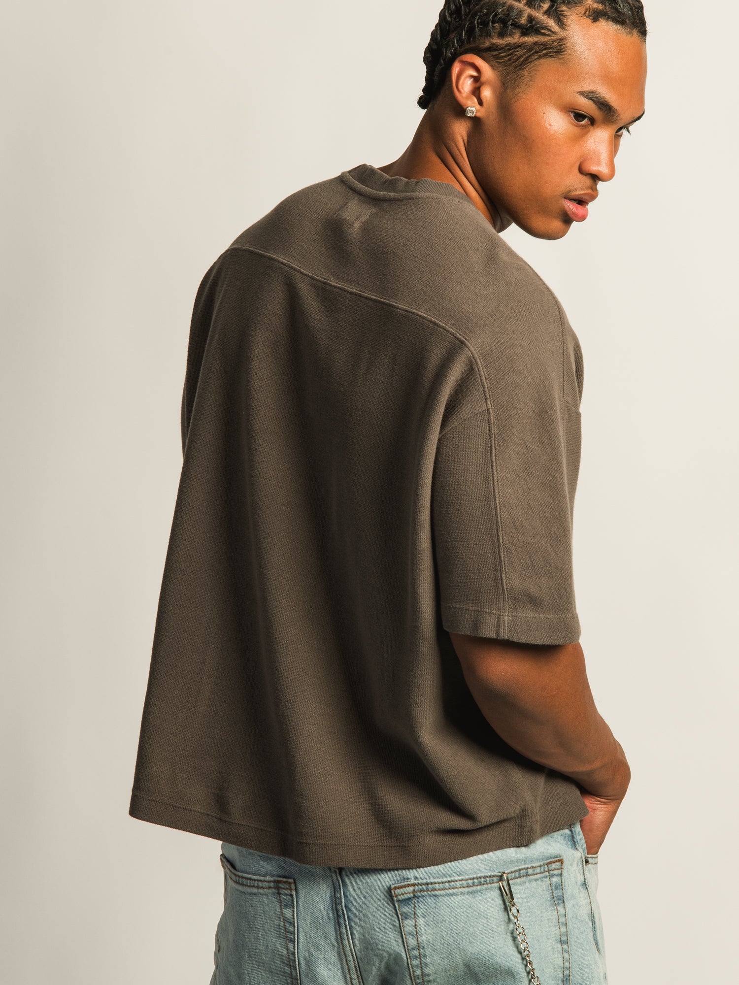 KOLBY SHORT CUT KNIT TEE- IRON - Image 5
