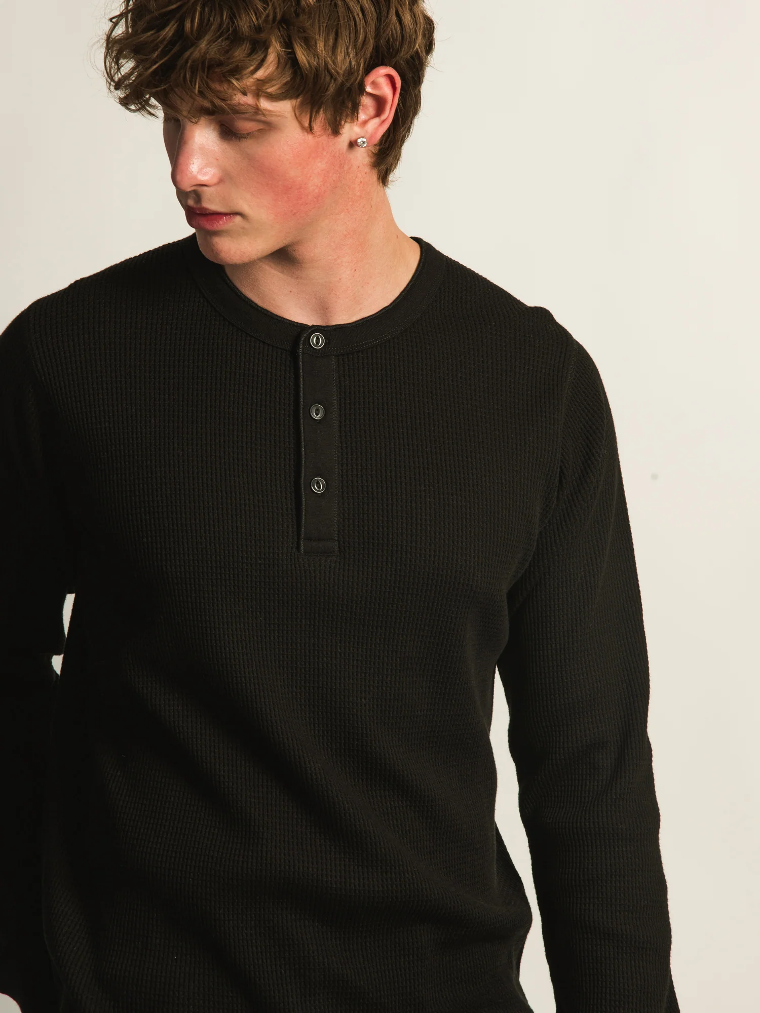 KOLBY WAFFLE HENLEY - BLACK - Image 3