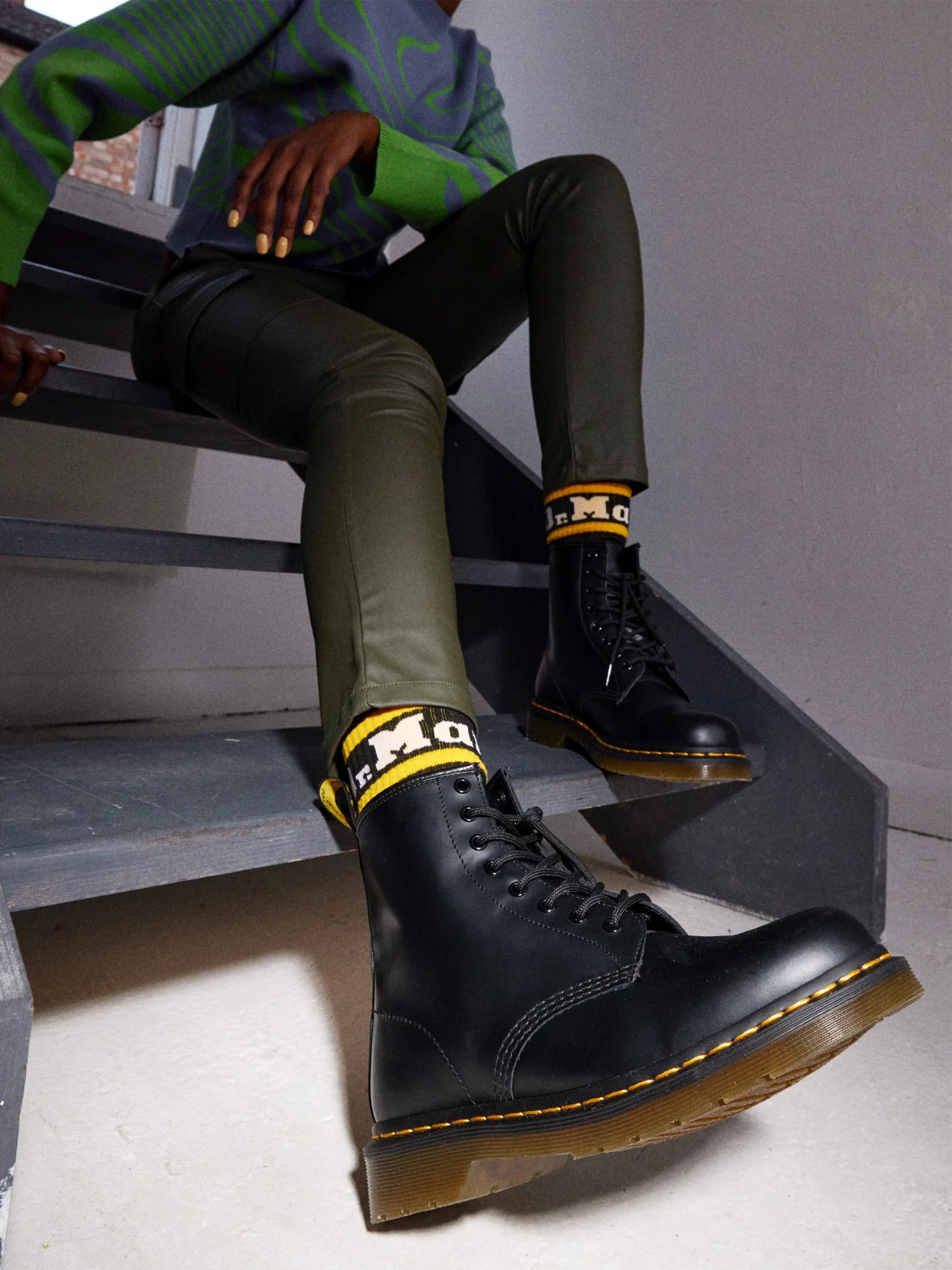 MENS DR MARTENS 1460 8EYE BOOTS - Image 3