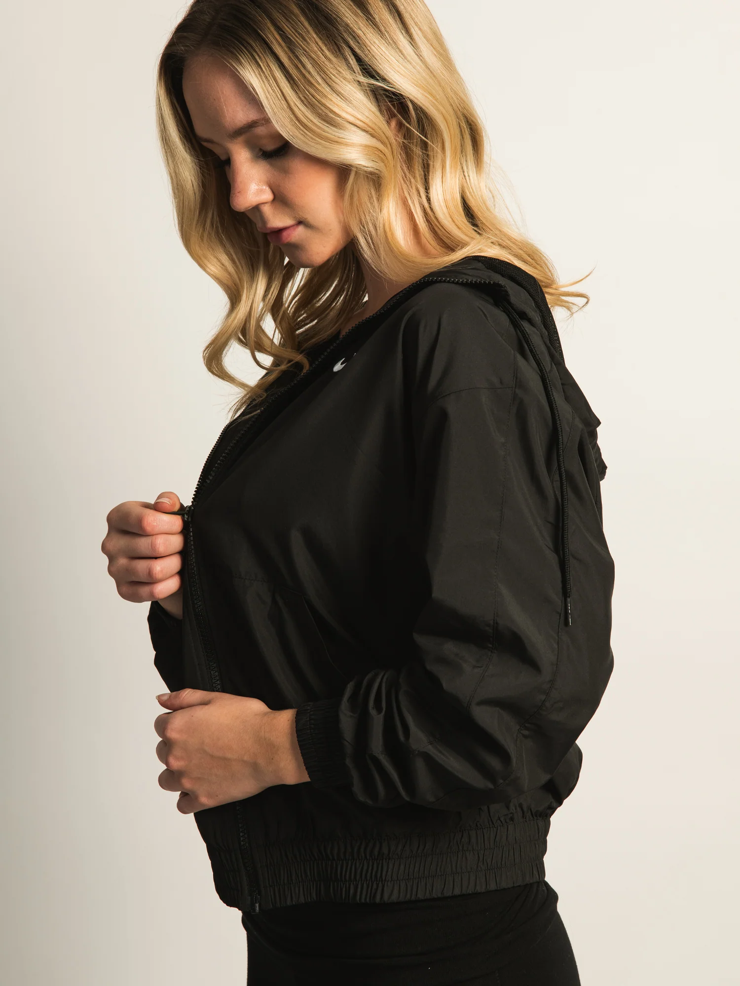 NIKE SPORTSWEAR ESSENTIAL UV WOVEN JACKET - Image 3