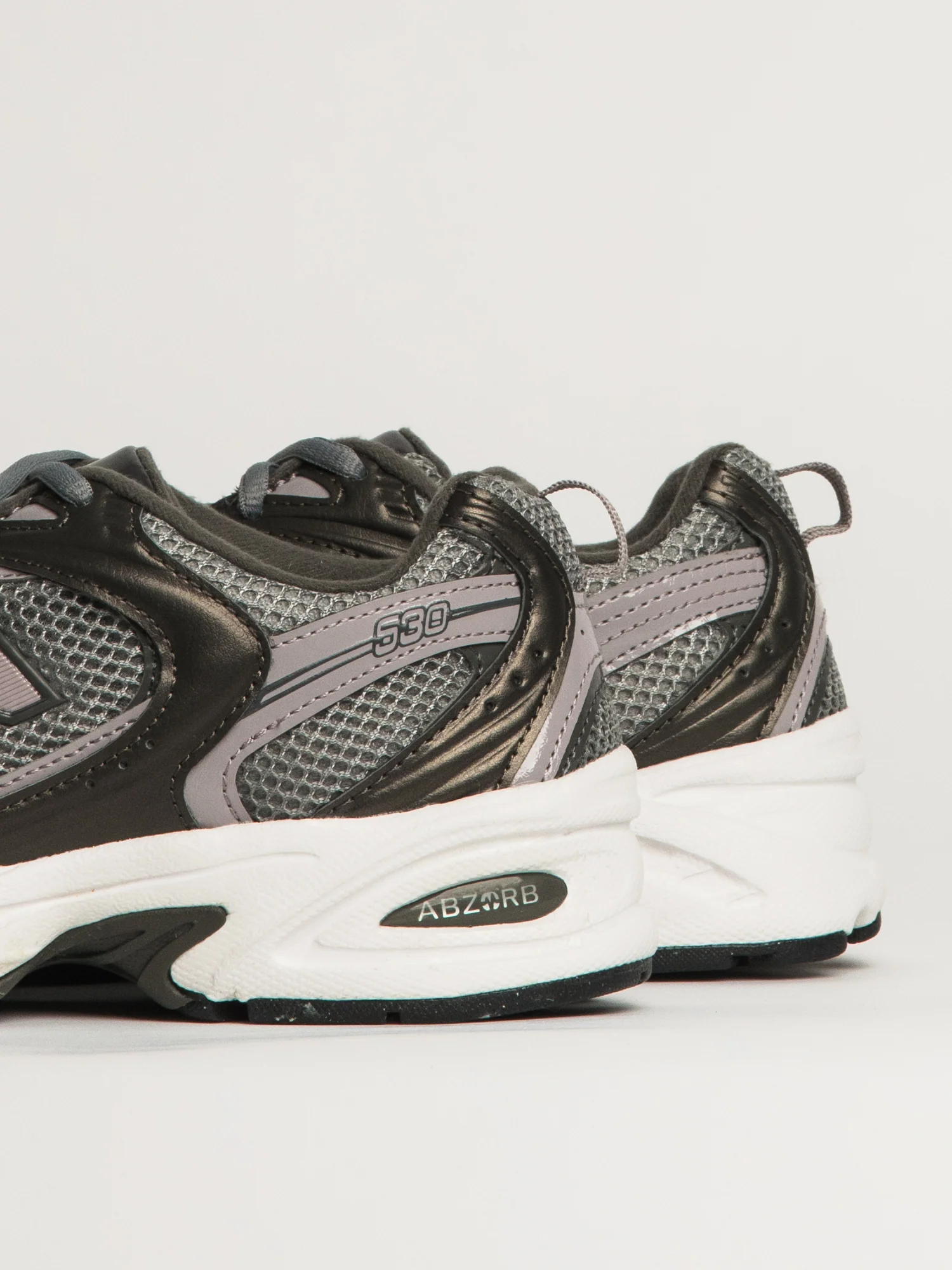 WOMENS NEW BALANCE THE 530 SNEAKER - METALLIC BLACK - Image 7